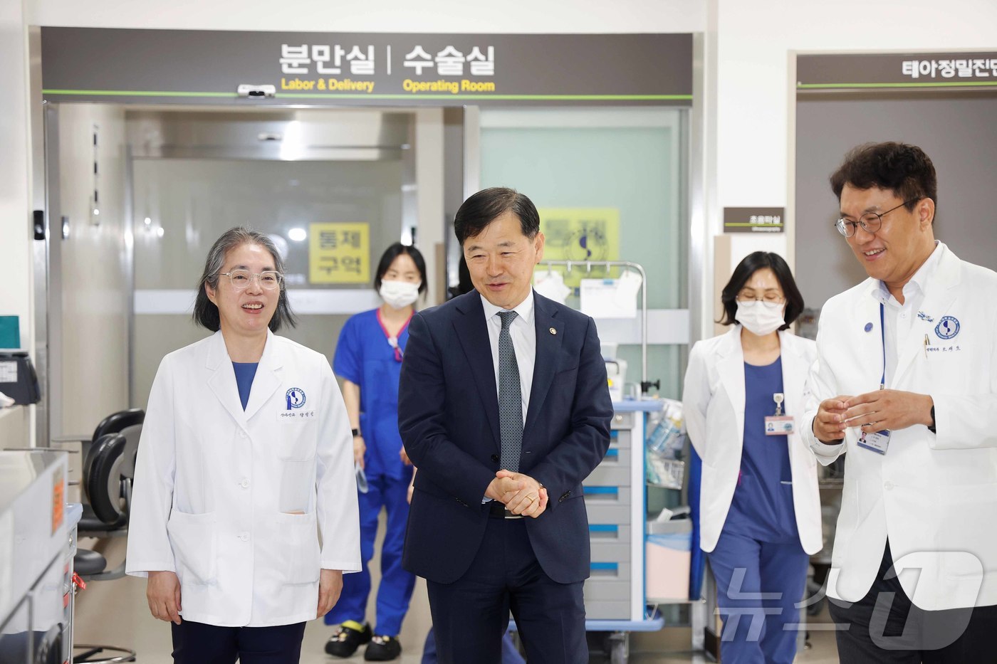 (서울=뉴스1) = 이형훈 보건복지부 제2차관이 6일 오전 수원 영통구 아주대학교병원에서 병원 관계자들과 라운딩을 하고 있다. (보건복지부 제공. 재판매 및 DB 금지) 2026. …