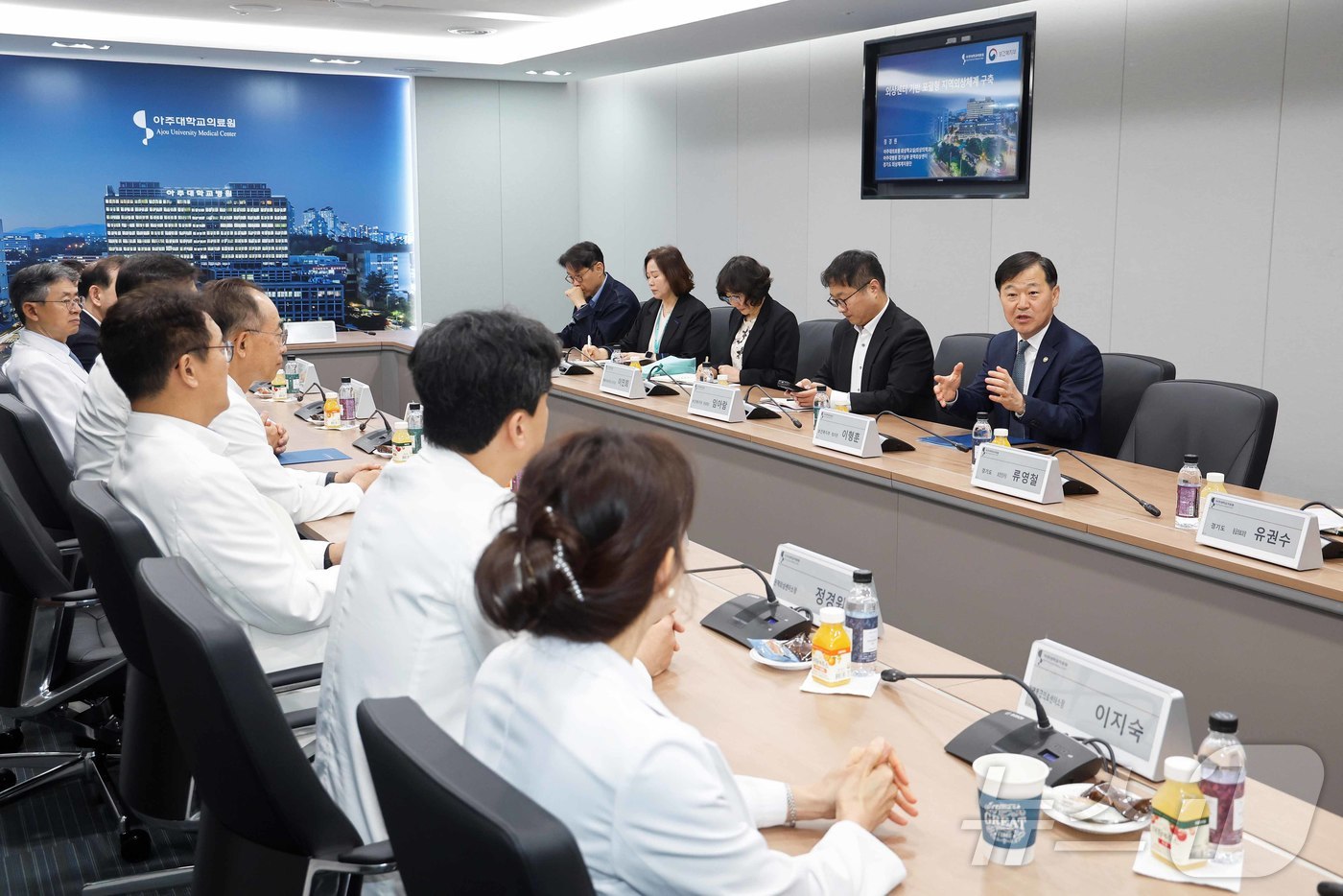 (서울=뉴스1) = 이형훈 보건복지부 제2차관이 6일 오전 수원 영통구 아주대학교병원에서 권역외상센터 관계자들과 간담회를 하고 있다. (보건복지부 제공. 재판매 및 DB 금지) …