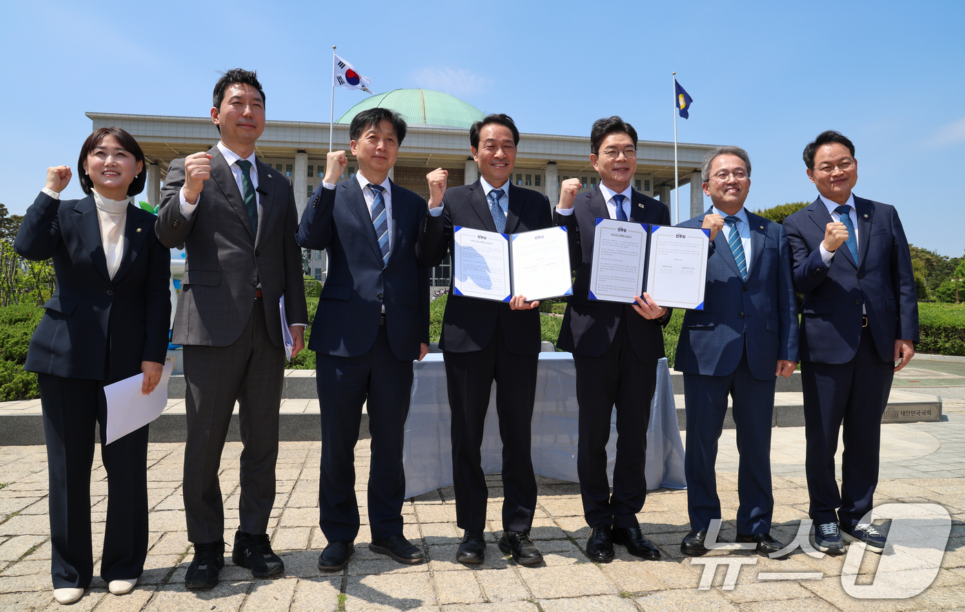 (서울=뉴스1) 안은나 기자 = 정원오 더불어민주당 서울시장 후보, 우상호 강원도지사 후보가 6일 오후 서울 여의도 국회 분수대 앞에서 서울-강원 상생협력 공동선언문에 서명한 뒤 …