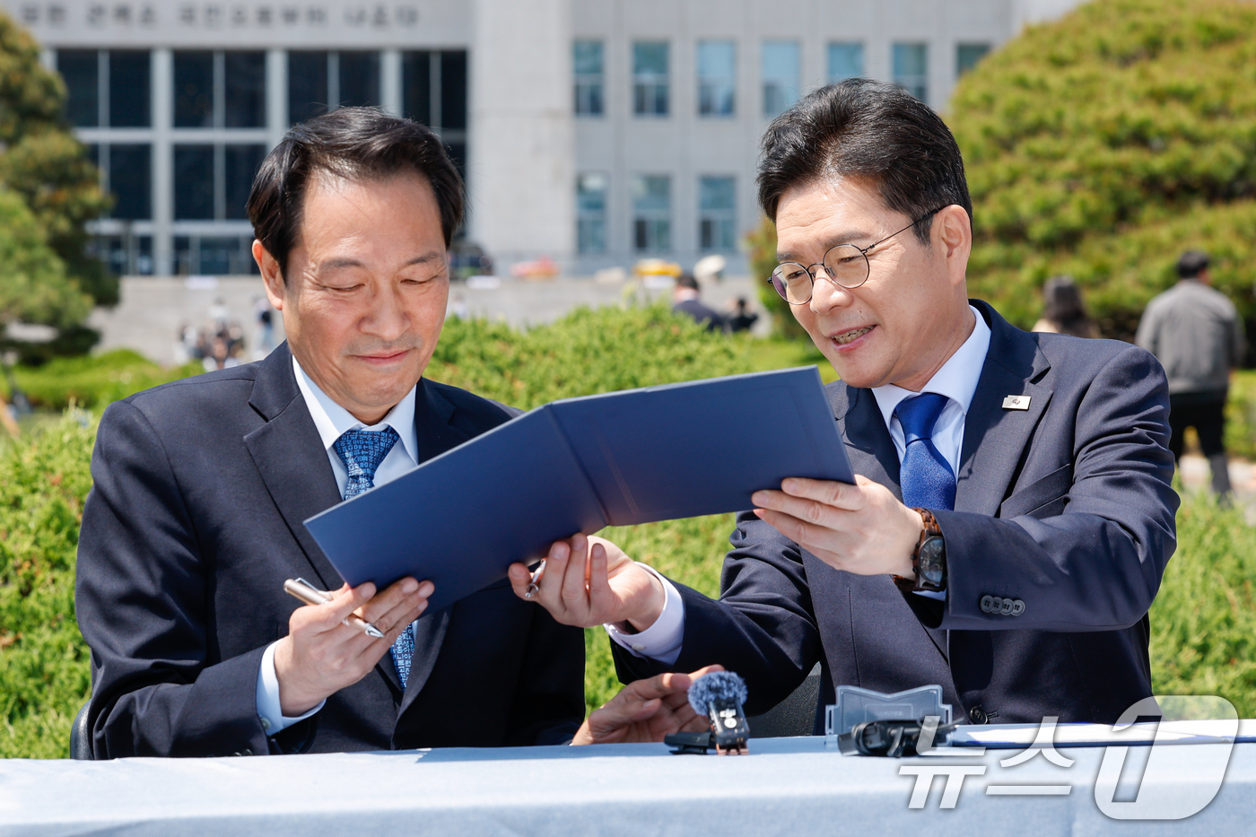 (서울=뉴스1) 안은나 기자 = 정원오 더불어민주당 서울시장 후보(오른쪽), 우상호 강원도지사 후보가 6일 오후 서울 여의도 국회 분수대 앞에서 서울-강원 상생협력 공동 선언문에 …