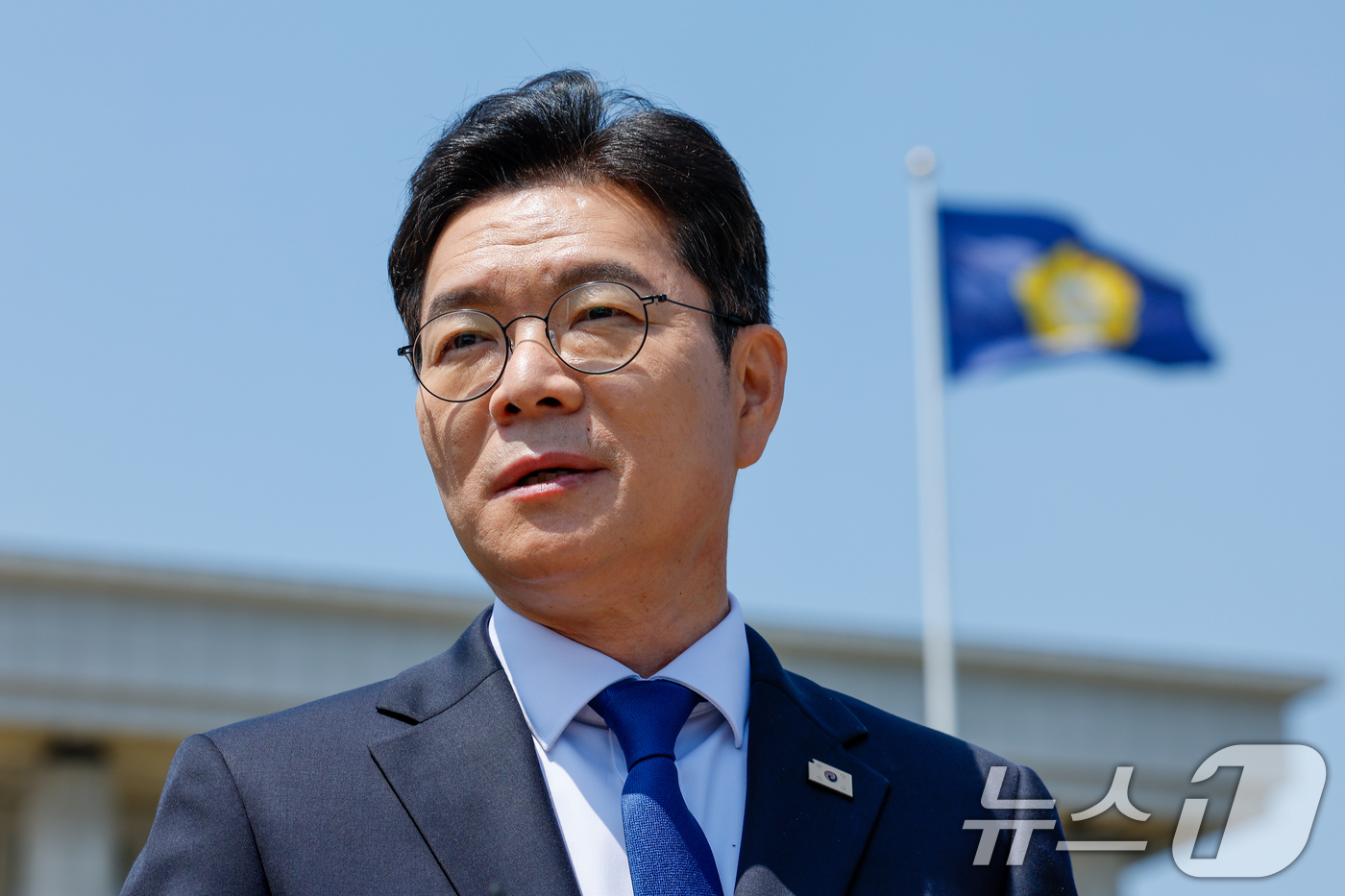 (서울=뉴스1) 안은나 기자 = 정원오 더불어민주당 서울시장 후보가 6일 오후 서울 여의도 국회 분수대 앞에서 서울-강원 상생협력 공동 선언문 발표를 마친 뒤 취재진 질의에 답하고 …