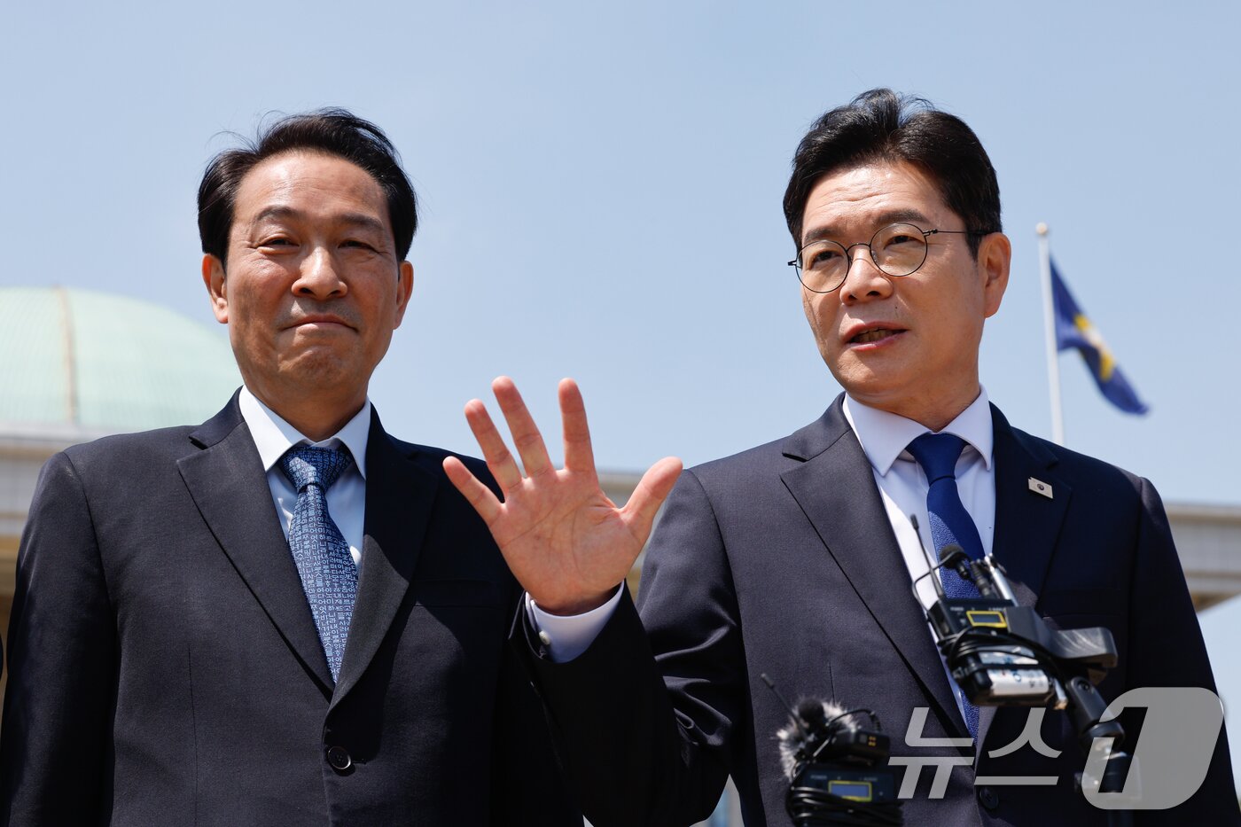 본문 이미지 - 정원오 더불어민주당 서울시장 후보가 6일 오후 서울 여의도 국회 분수대 앞에서 서울-강원 상생협력 공동 선언문 발표를 마친 뒤 취재진 질의에 답하고 있다. 왼쪽은 우상호 강원도지사 후보. 2026.5.6 ⓒ 뉴스1 안은나 기자