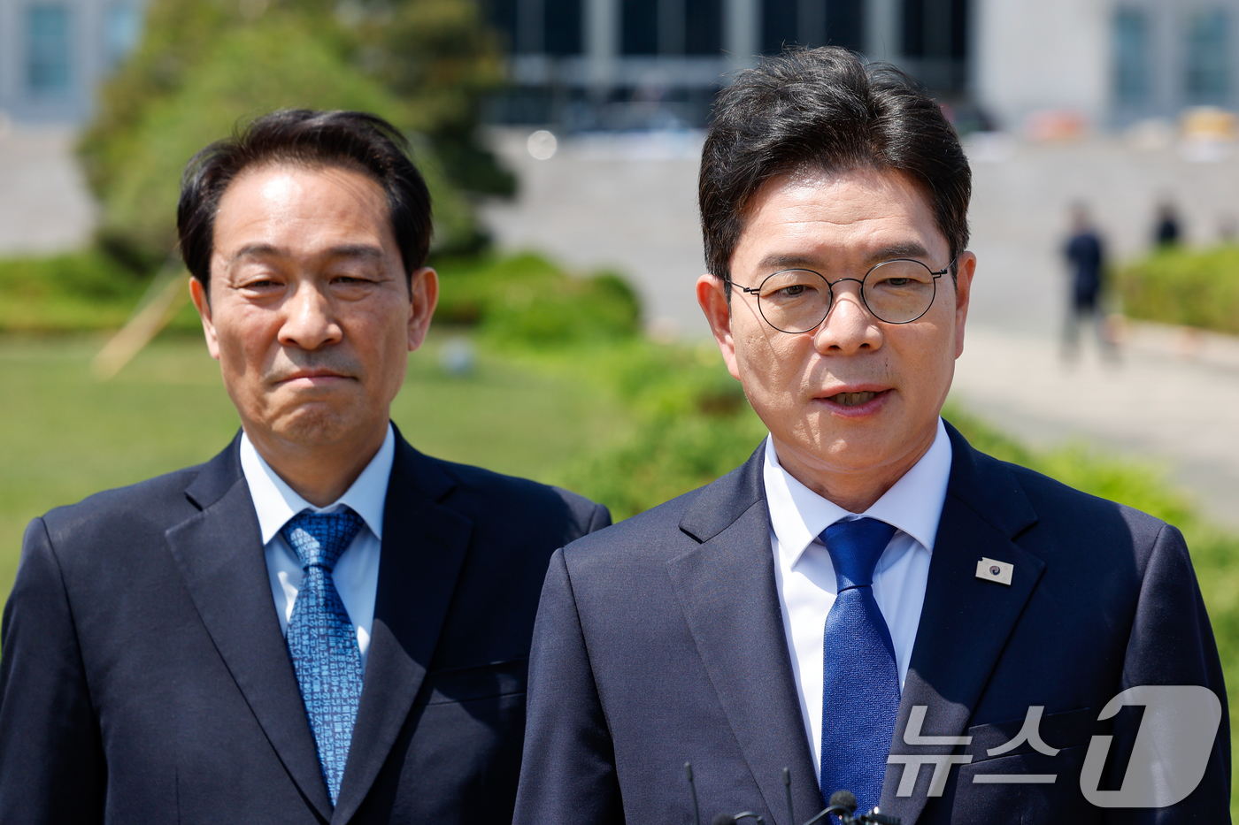 (서울=뉴스1) 안은나 기자 = 정원오 더불어민주당 서울시장 후보가 6일 오후 서울 여의도 국회 분수대 앞에서 서울-강원 상생협력 공동 선언문 발표에 앞서 소감을 말하고 있다. 왼 …