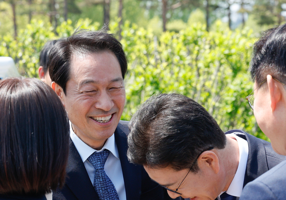악수하는 우상호·정원오