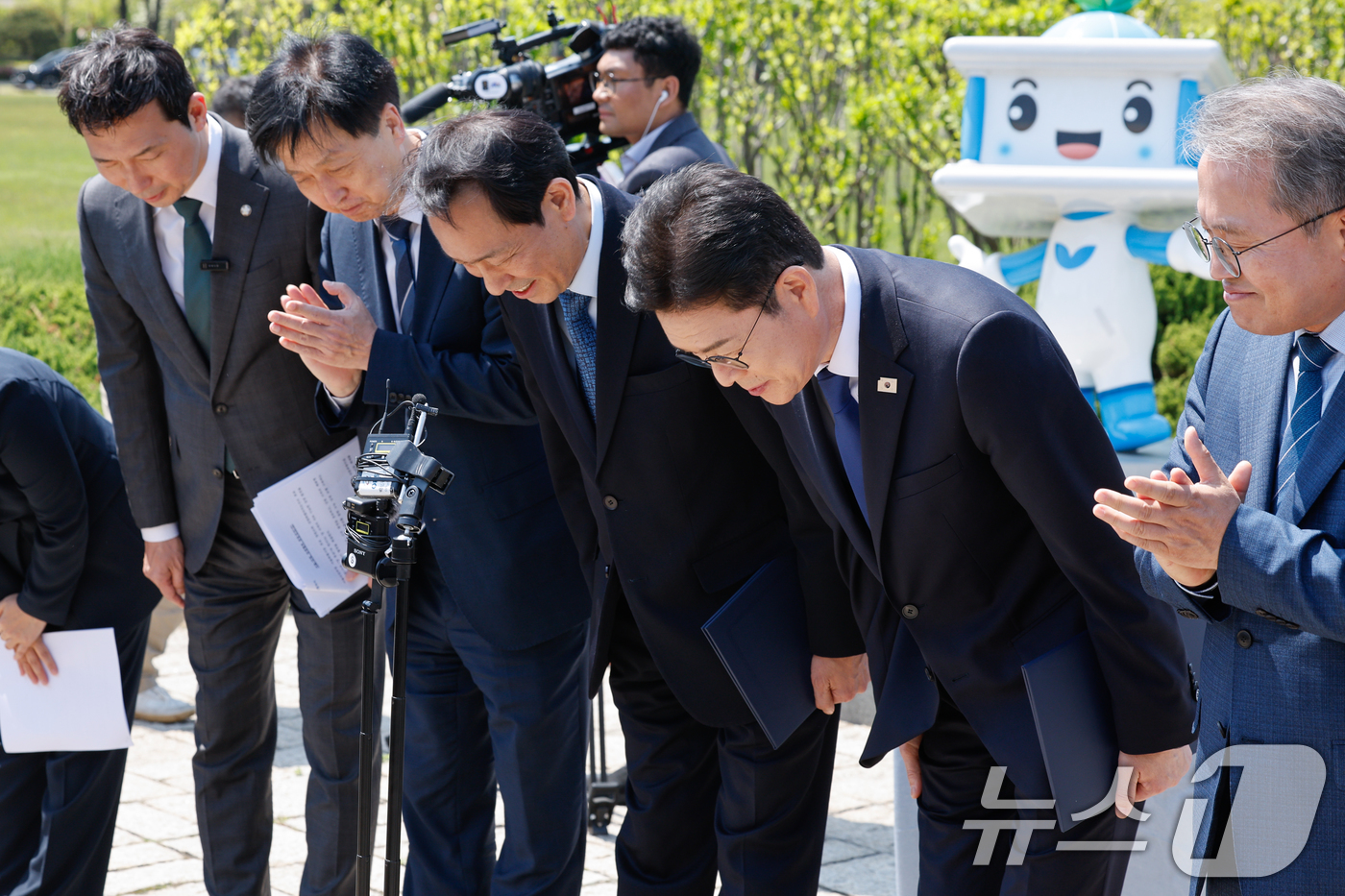 (서울=뉴스1) 안은나 기자 = 정원오 더불어민주당 서울시장 후보, 우상호 강원도지사 후보가 6일 오후 서울 여의도 국회 분수대 앞에서 서울-강원 상생협력 공동 선언문 발표 및 질 …