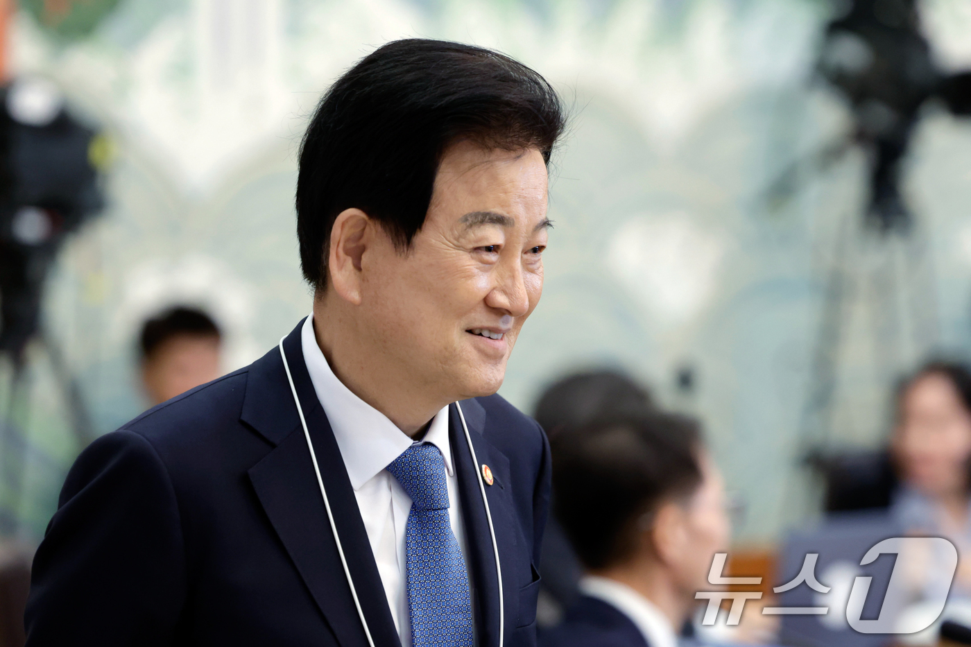 (서울=뉴스1) 허경 기자 = 정동영 통일부 장관이 6일 청와대에서 열린 비상경제점검회의 겸 국무회의에 참석하고 있다. (청와대통신사진기자단) 2026.5.6/뉴스1