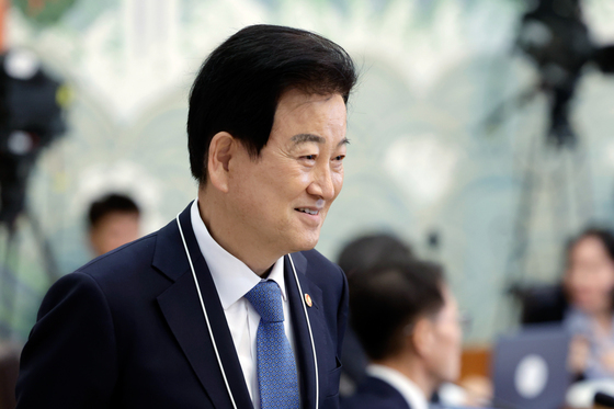 국무회의 참석하는 정동영 장관