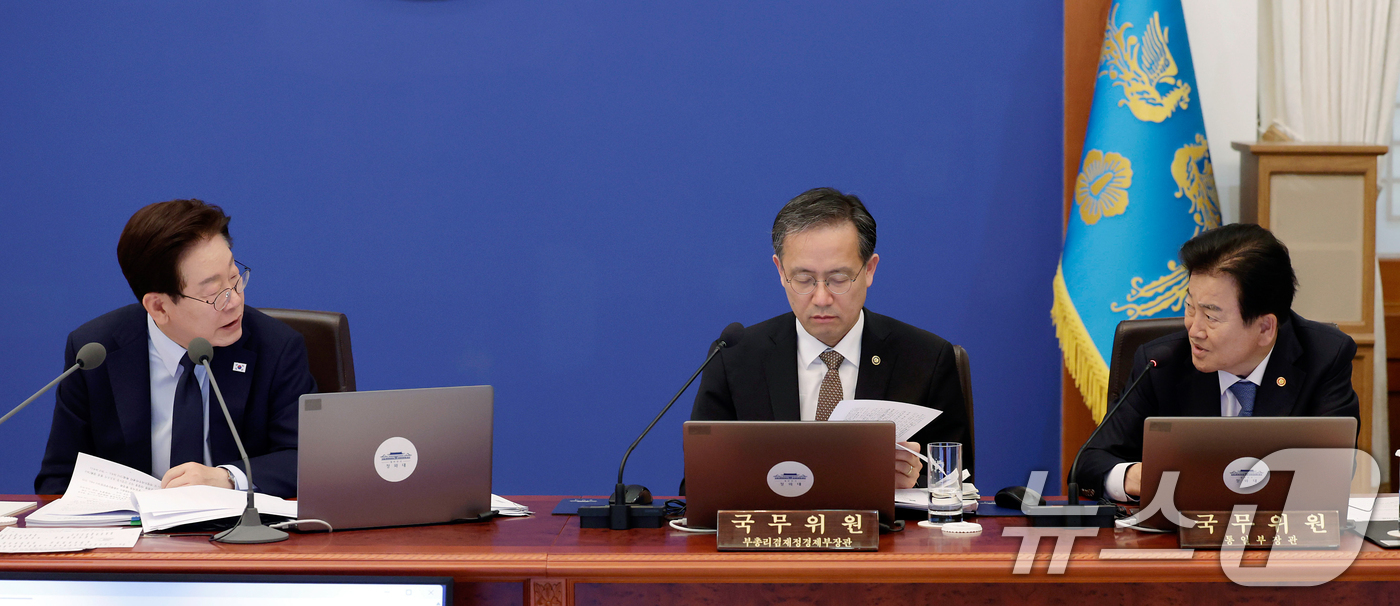 (서울=뉴스1) 허경 기자 = 이재명 대통령이 6일 청와대에서 열린 비상경제점검회의 겸 국무회의에서 정동영 통일부 장관과 대화하고 있다. (청와대통신사진기자단) 2026.5.6/뉴 …