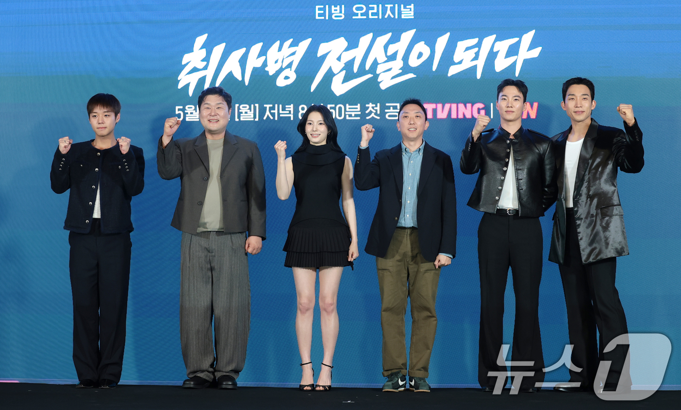 (서울=뉴스1) 권현진 기자 = 배우 박지훈(왼쪽부터)과 윤경호, 한동희, 조남형 PD, 이홍내, 이상이가 6일 오후 서울 광진구 풀만 앰배서더 서울에서 열린 티빙 오리지널 ‘취사 …