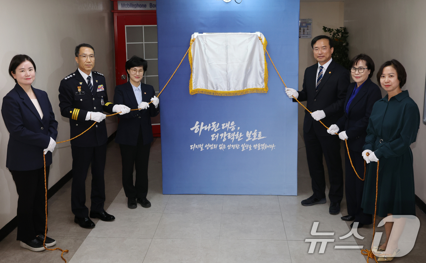 (서울=뉴스1) 김명섭 기자 = 원민경 성평등가족부 장관, 김종철 방송미디어통신위원회 위원장, 유재성 경찰청장 직무대행 등이 6일 서울 종로구 세종대로 정부서울청사에서 열린 범정부 …