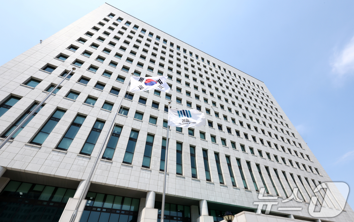 (서울=뉴스1) 최지환 기자 = 김건희 여사가 연루된 '디올백 수사 무마' 사건을 수사하는 2차 종합특별검사팀(특별검사 권창영)이 6일 법무부와 대검찰청에 대한 강제수사에 나섰다. …