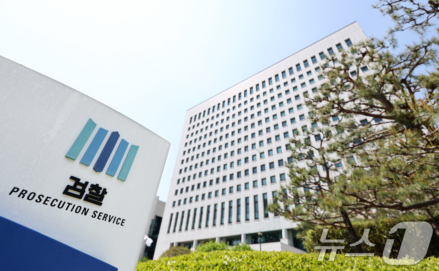 (서울=뉴스1) 최지환 기자 = 김건희 여사가 연루된 '디올백 수사 무마' 사건을 수사하는 2차 종합특별검사팀(특별검사 권창영)이 6일 법무부와 대검찰청에 대한 강제수사에 나섰다. …