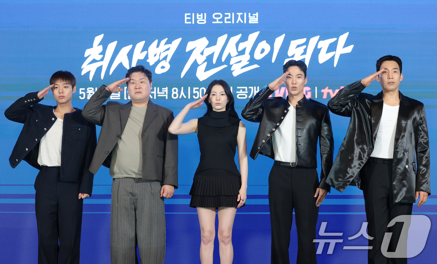 (서울=뉴스1) 권현진 기자 = 배우 박지훈(왼쪽부터)과 윤경호, 한동희, 이홍내, 이상이가 6일 오후 서울 광진구 풀만 앰배서더 서울에서 열린 티빙 오리지널 ‘취사병 전설이 되다 …