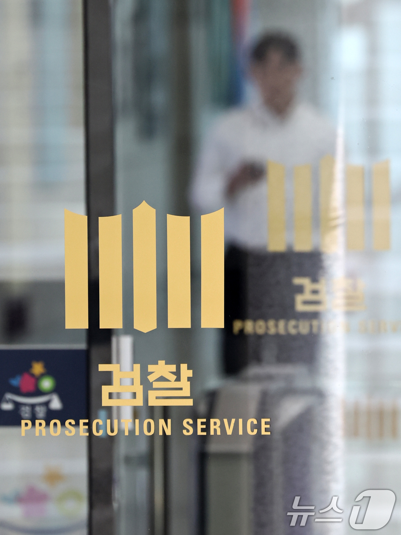 (서울=뉴스1) 최지환 기자 = 김건희 여사가 연루된 '디올백 수사 무마' 사건을 수사하는 2차 종합특별검사팀(특별검사 권창영)이 6일 법무부와 대검찰청에 대한 강제수사에 나섰다. …