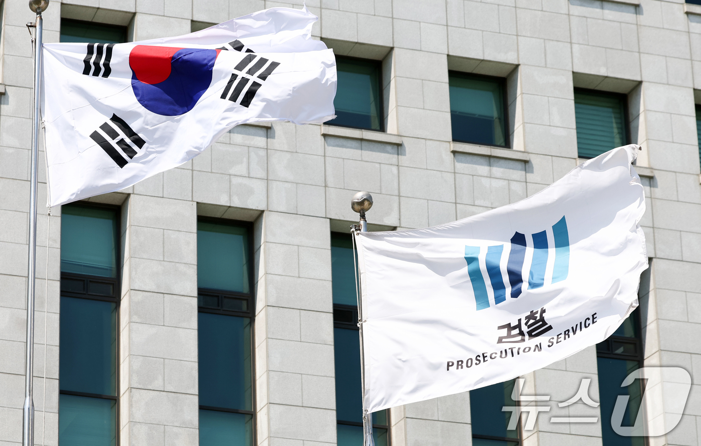 (서울=뉴스1) 최지환 기자 = 김건희 여사가 연루된 '디올백 수사 무마' 사건을 수사하는 2차 종합특별검사팀(특별검사 권창영)이 6일 법무부와 대검찰청에 대한 강제수사에 나섰다. …