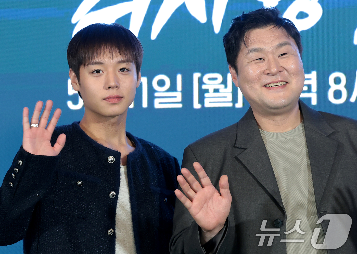 (서울=뉴스1) 권현진 기자 = 배우 박지훈(왼쪽)과 윤경호가 6일 오후 서울 광진구 풀만 앰배서더 서울에서 열린 티빙 오리지널 ‘취사병 전설이 되다’(극본 최룡/연출 조남형) 제 …