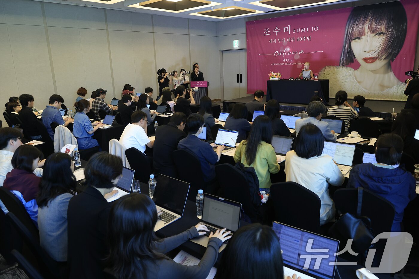 본문 이미지 - 소프라노 조수미가 6일 오후 서울시 강남구 삼성동 그랜드 인터컨티넨탈 서울 파르나스에서 세계 무대 데뷔 40주년 기자간담회를 하고 있다. 조수미는 40주년 프로젝트 스페셜 앨범 'CONTINUUM' 발매를 시작으로 전국 투어와 제2회 조수미 국제 성악 콩쿠르 개최 등을 이어간다. 2026.5.6 ⓒ 뉴스1 박정호 기자