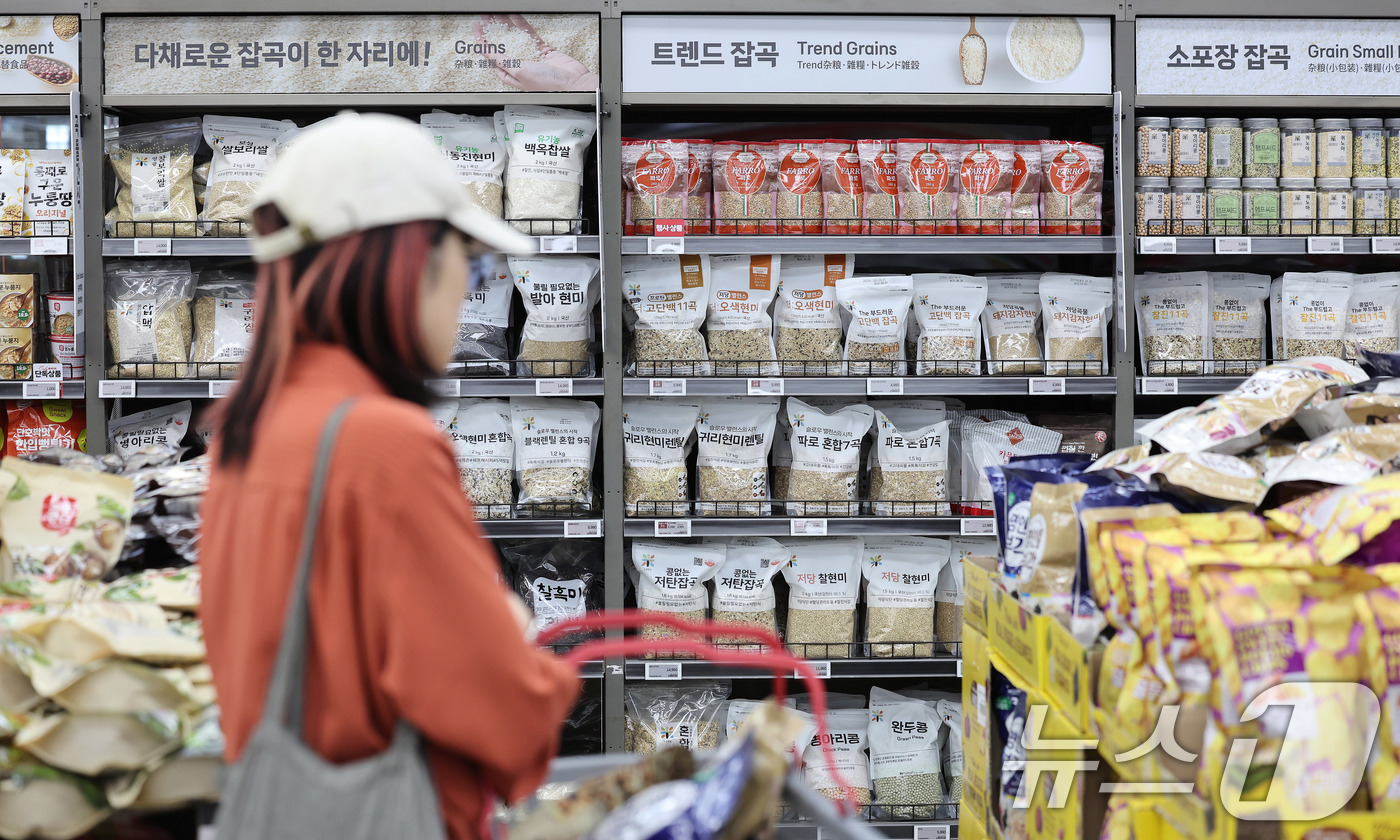 (서울=뉴스1) 박지혜 기자 = 6일 서울의 한 대형마트에 곡물이 진열돼 있다.한때 안정세를 보이던 국제 곡물가격이 다시 들썩이고 있다. 미국과 이란이 호르무즈 해협 안팎에서 대치 …