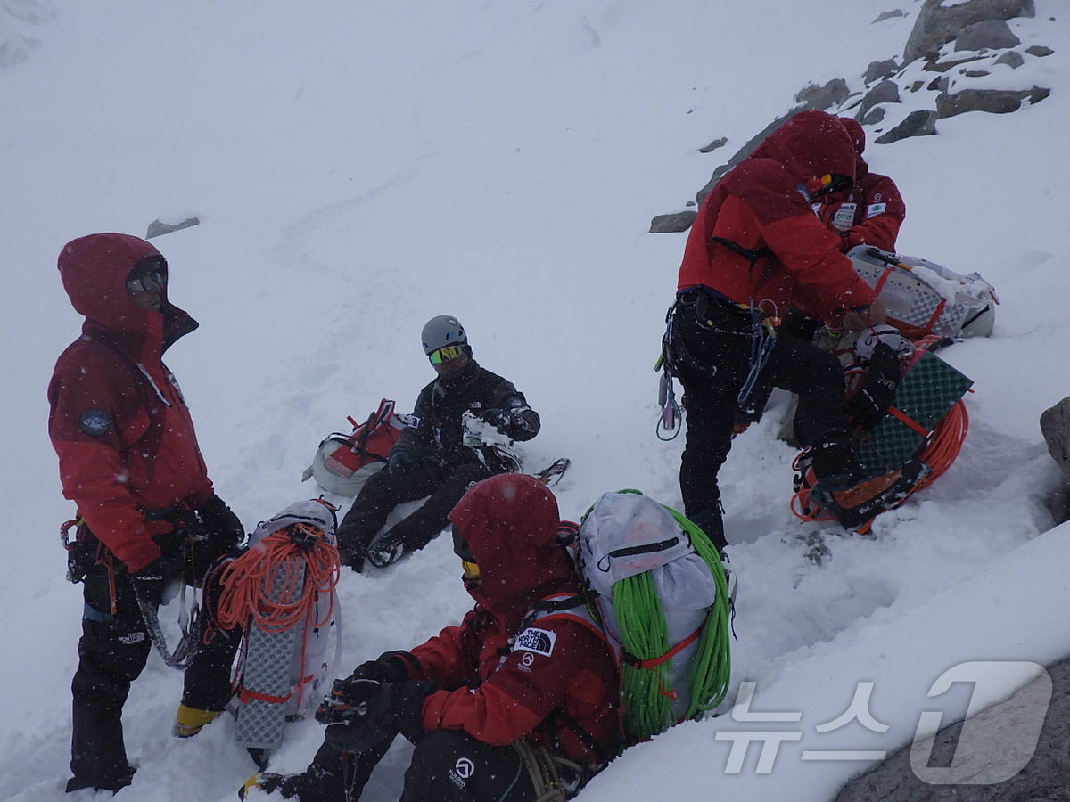 (서울=뉴스1) = 대한산악연맹은 '2026 히말라야 SAT PEAK(6,220m) 원정대'가 2일 16시 15분(현지시간) 네팔 히말라야 칸첸중가 지역 샤르푸 산군에 위치한 미답 …