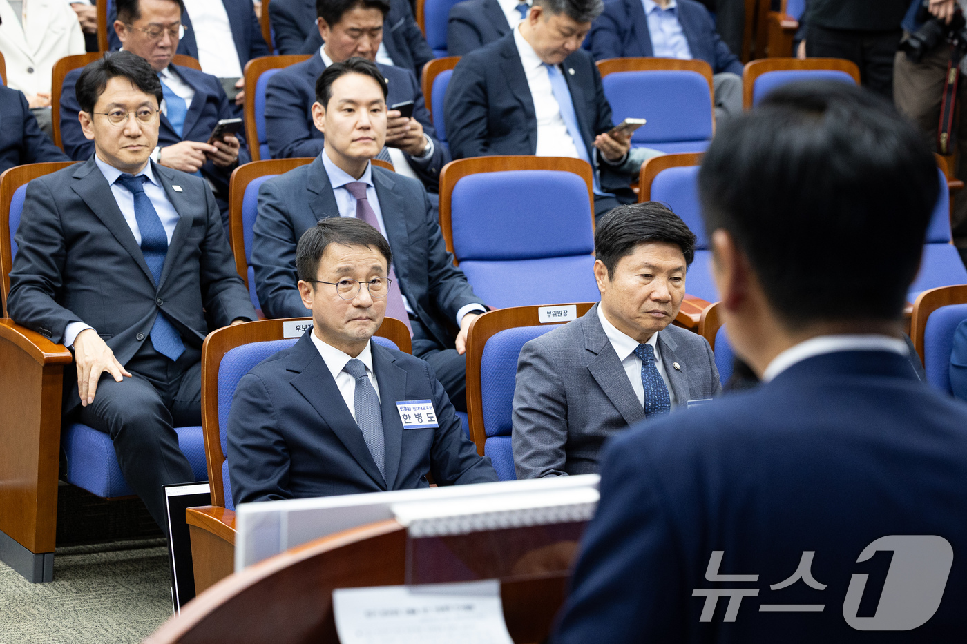 (서울=뉴스1) 유승관 기자 = 한병도 더불어민주당 원내대표 후보가 6일 서울 여의도 국회에서 열린 원내대표 선출을 위한 의원총회에서 정청래 대표의 인사말을 경청하고 있다. 202 …