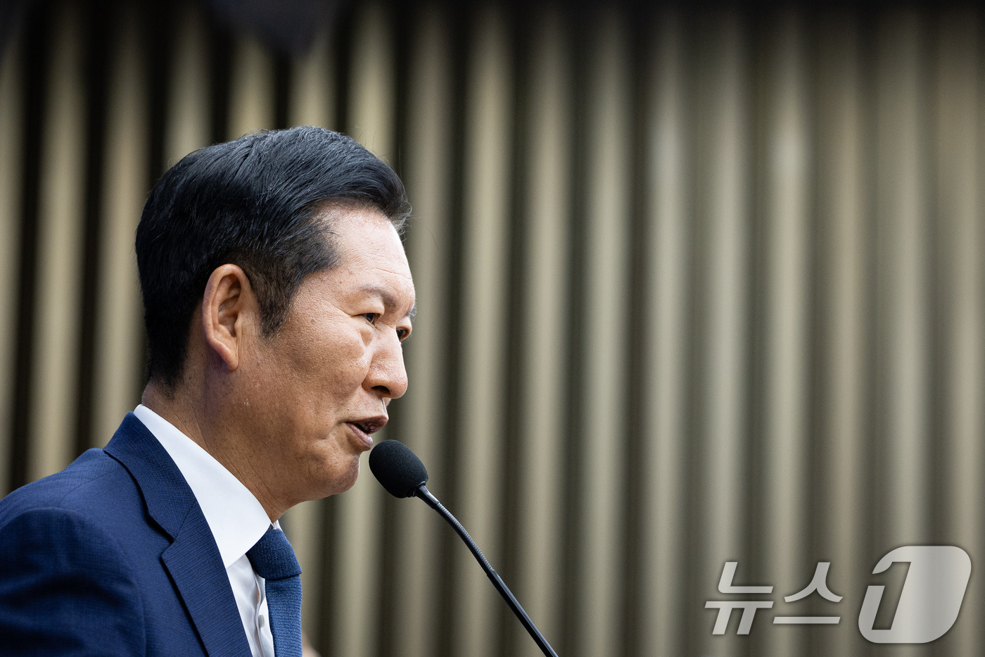 (서울=뉴스1) 유승관 기자 = 정청래 더불어민주당 대표가 6일 서울 여의도 국회에서 열린 원내대표 선출을 위한 의원총회에서 인사말을 하고 있다. 2026.5.6/뉴스1