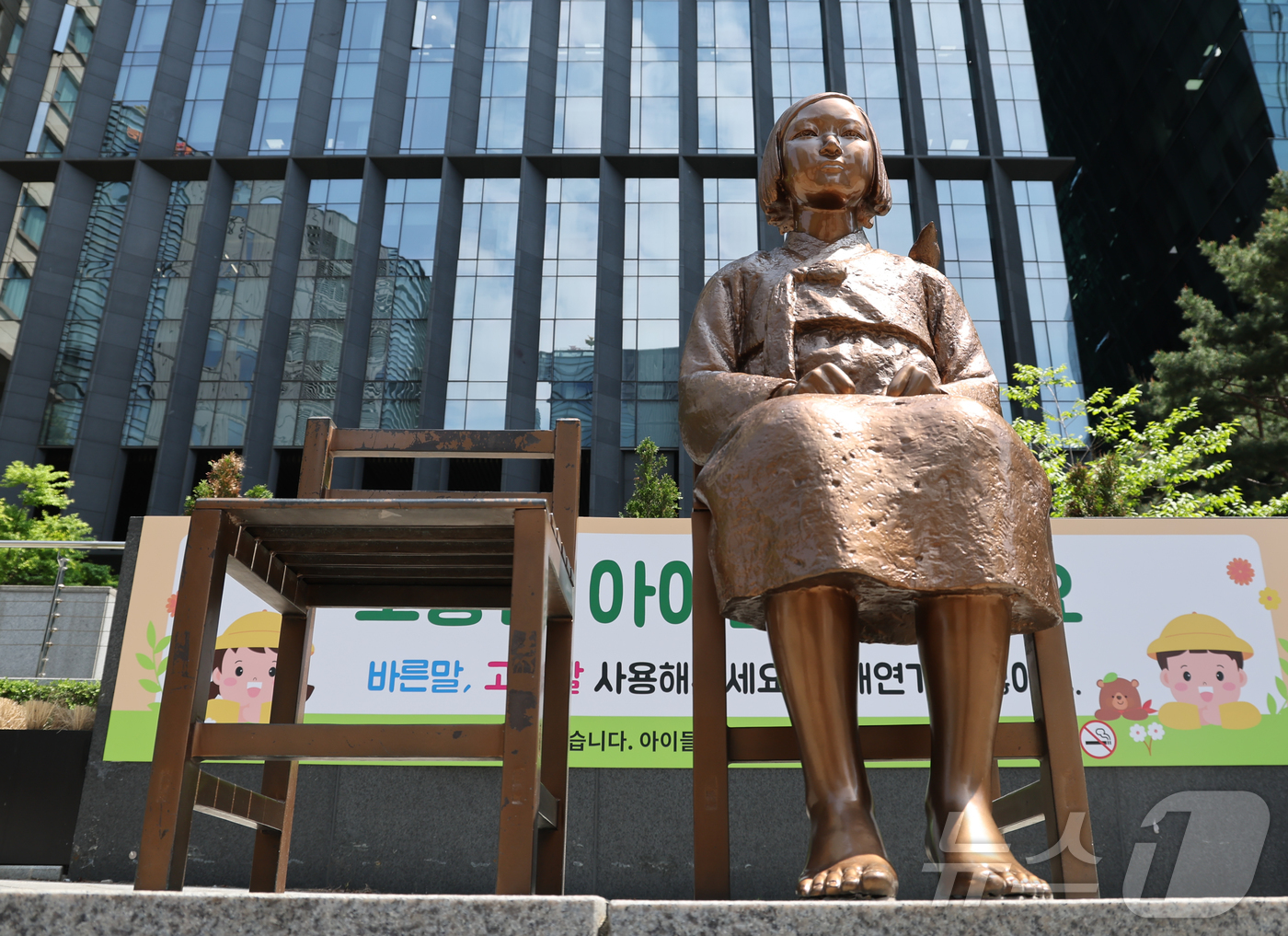 (서울=뉴스1) 이종수 인턴기자 = 6일 서울 종로구 옛 주한 일본대사관 앞 평화의 소녀상 주변 바리케이드가 전면 철거돼 있다. 2026.5.6/뉴스1