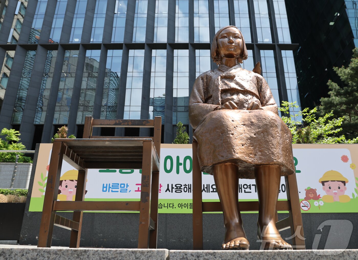 본문 이미지 - 6일 서울 종로구 옛 주한 일본대사관 앞 평화의 소녀상 주변 바리케이드가 전면 철거돼 있다. 2026.5.6 ⓒ 뉴스1 이종수 인턴기자