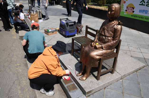 평화의 소녀상 보수하는 관계자들
