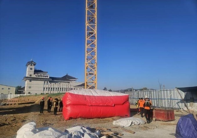 상주문예회관 공사 막으려 38m 타워크레인 올라간 50대