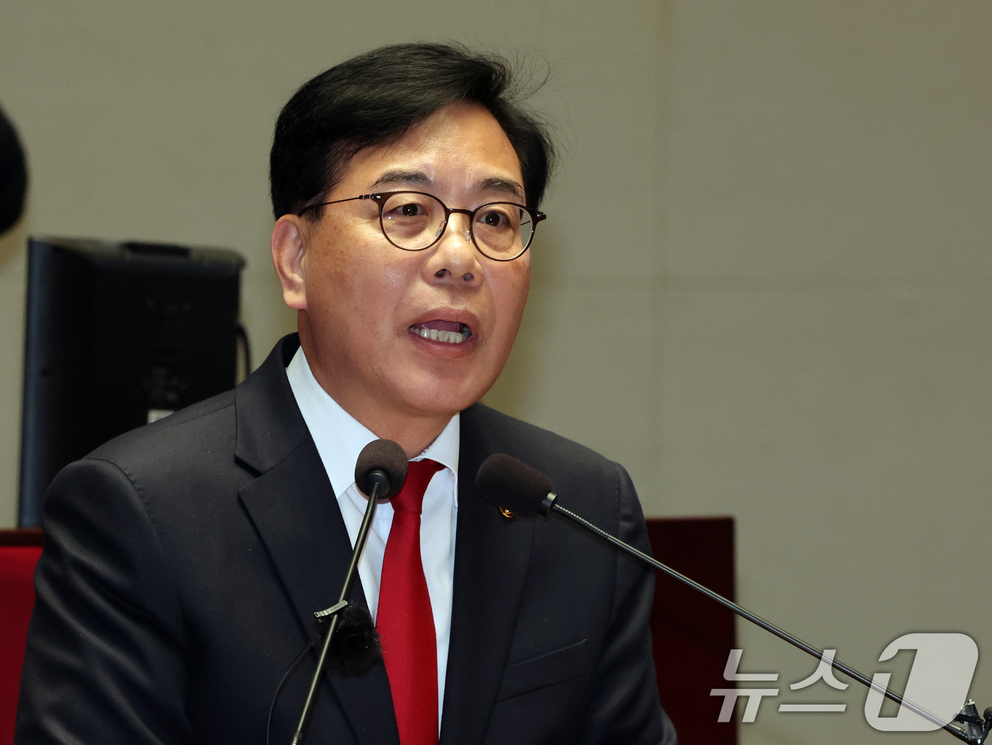 (서울=뉴스1) 황기선 기자 = 송언석 국민의힘 원내대표가 6일 오후 서울 여의도 국회에서 열린 의원총회에서  모두발언을 하고 있다.  2026.5.6/뉴스1