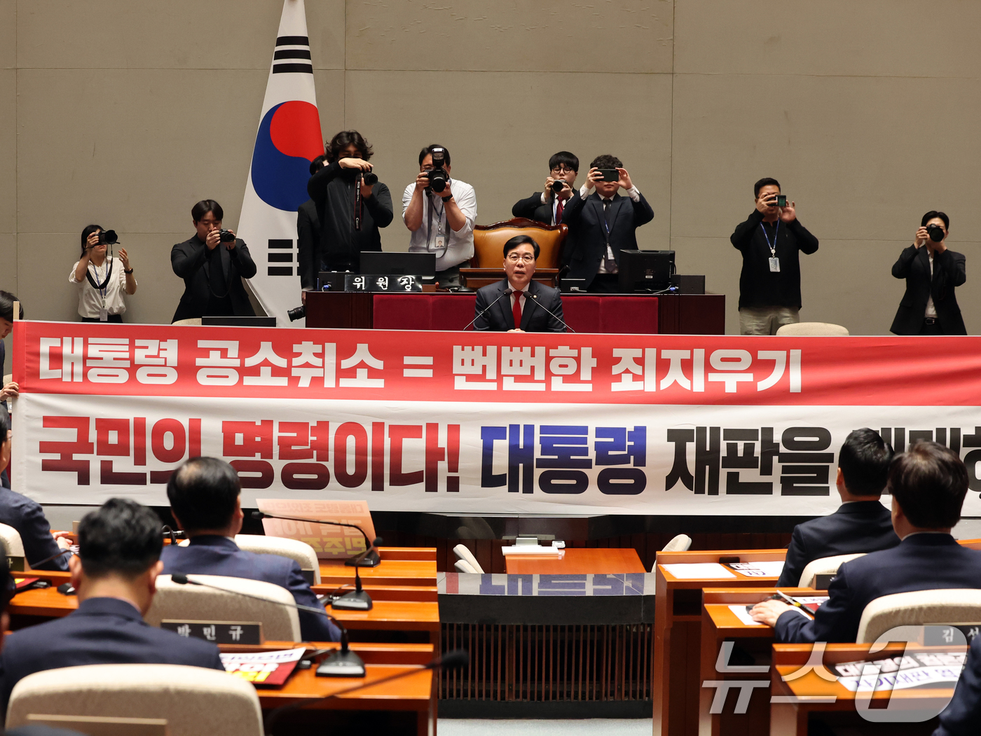 (서울=뉴스1) 황기선 기자 = 송언석 국민의힘 원내대표가 6일 오후 서울 여의도 국회에서 열린 의원총회에서  모두발언을 하고 있다.  2026.5.6/뉴스1