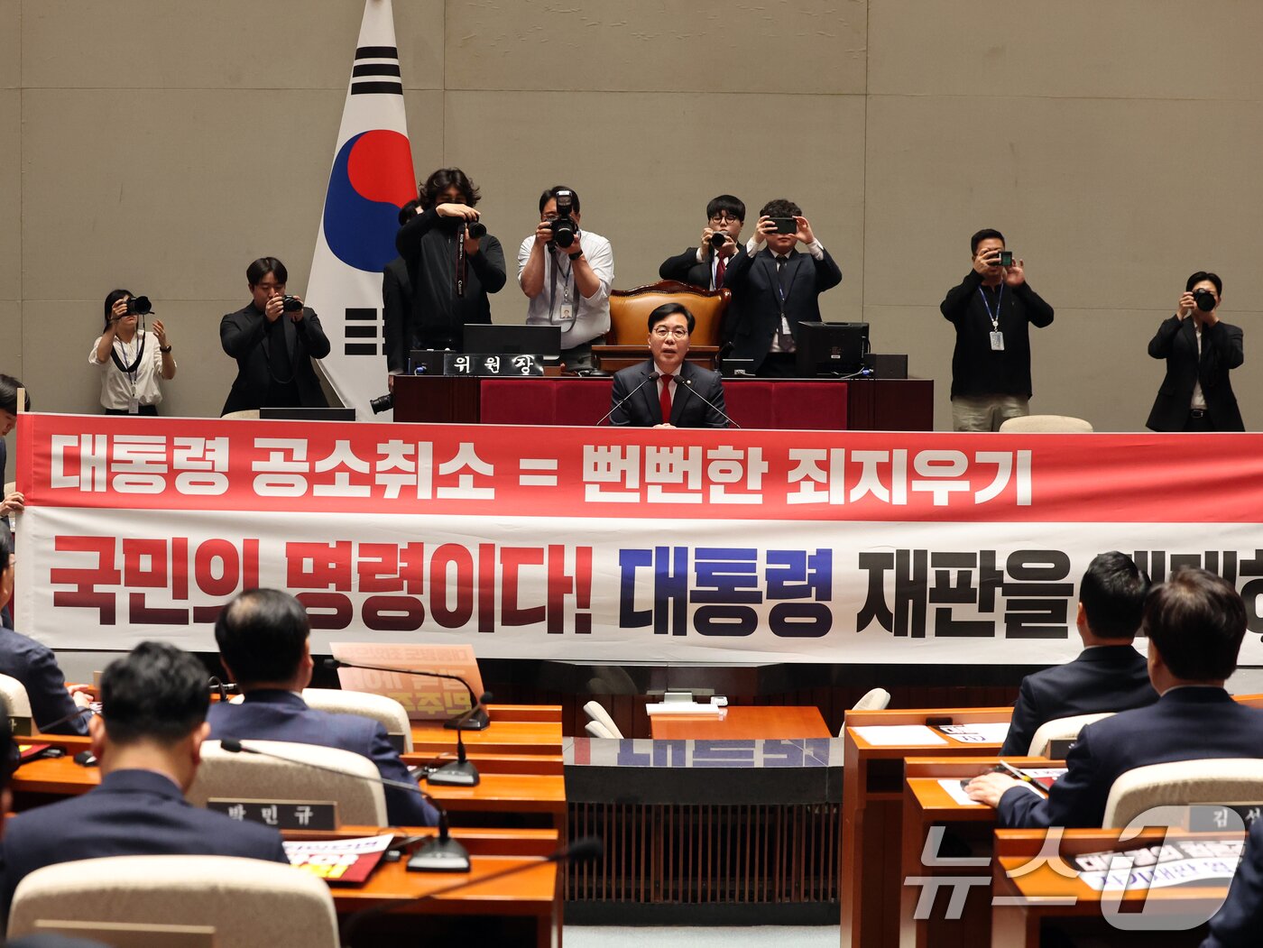 본문 이미지 - 송언석 국민의힘 원내대표가 6일 오후 서울 여의도 국회에서 열린 의원총회에서 모두발언을 하고 있다. 2026.5.6 ⓒ 뉴스1 황기선 기자