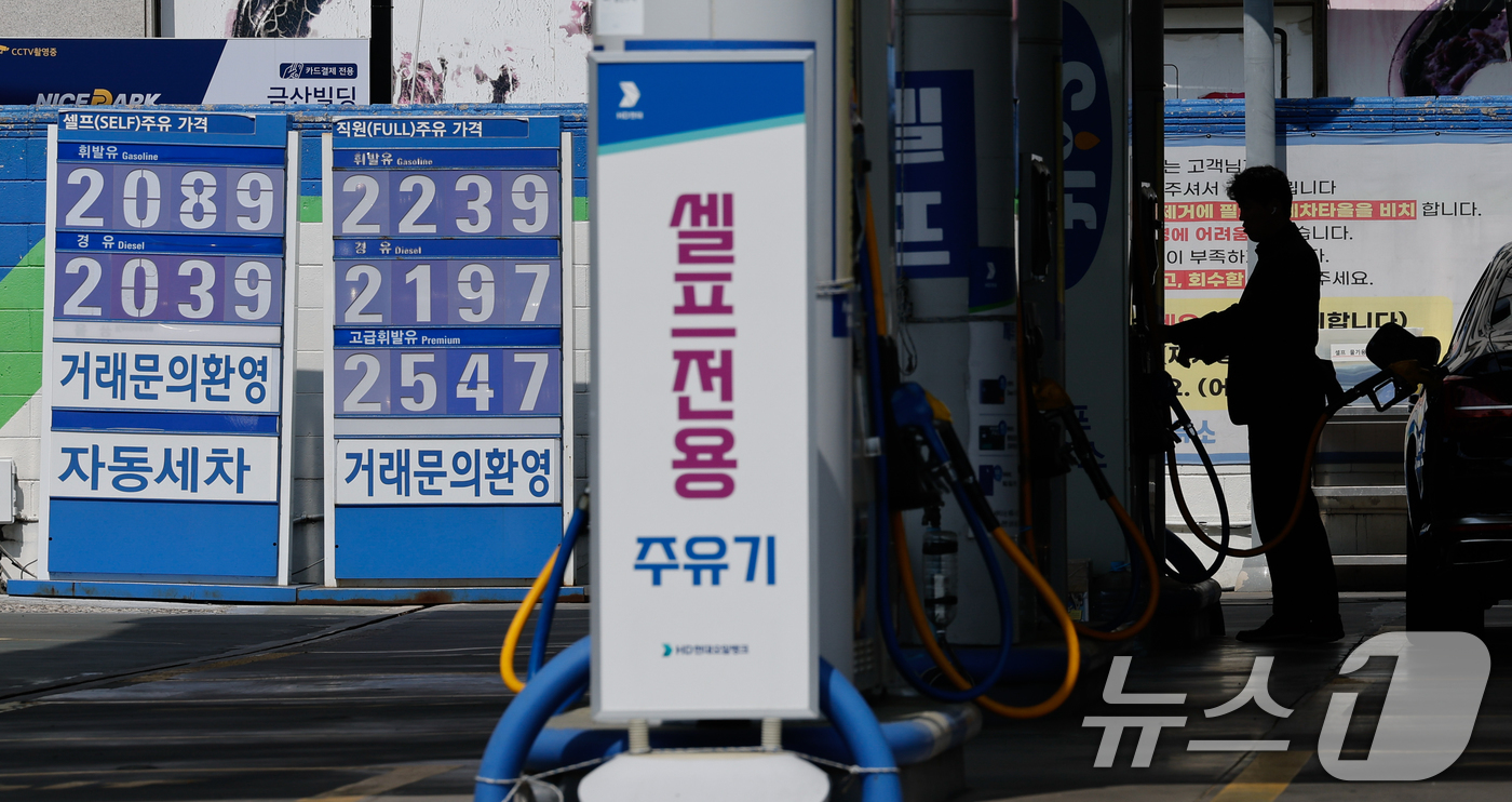 (서울=뉴스1) 안은나 기자 = 6일 서울 시내 주유소를 찾은 시민이 주유를 하고 있다.석유류 가격 21.9% 급등 등 여파로 지난달 소비자물가 상승률이 2.6% 상승하며 1년 9 …
