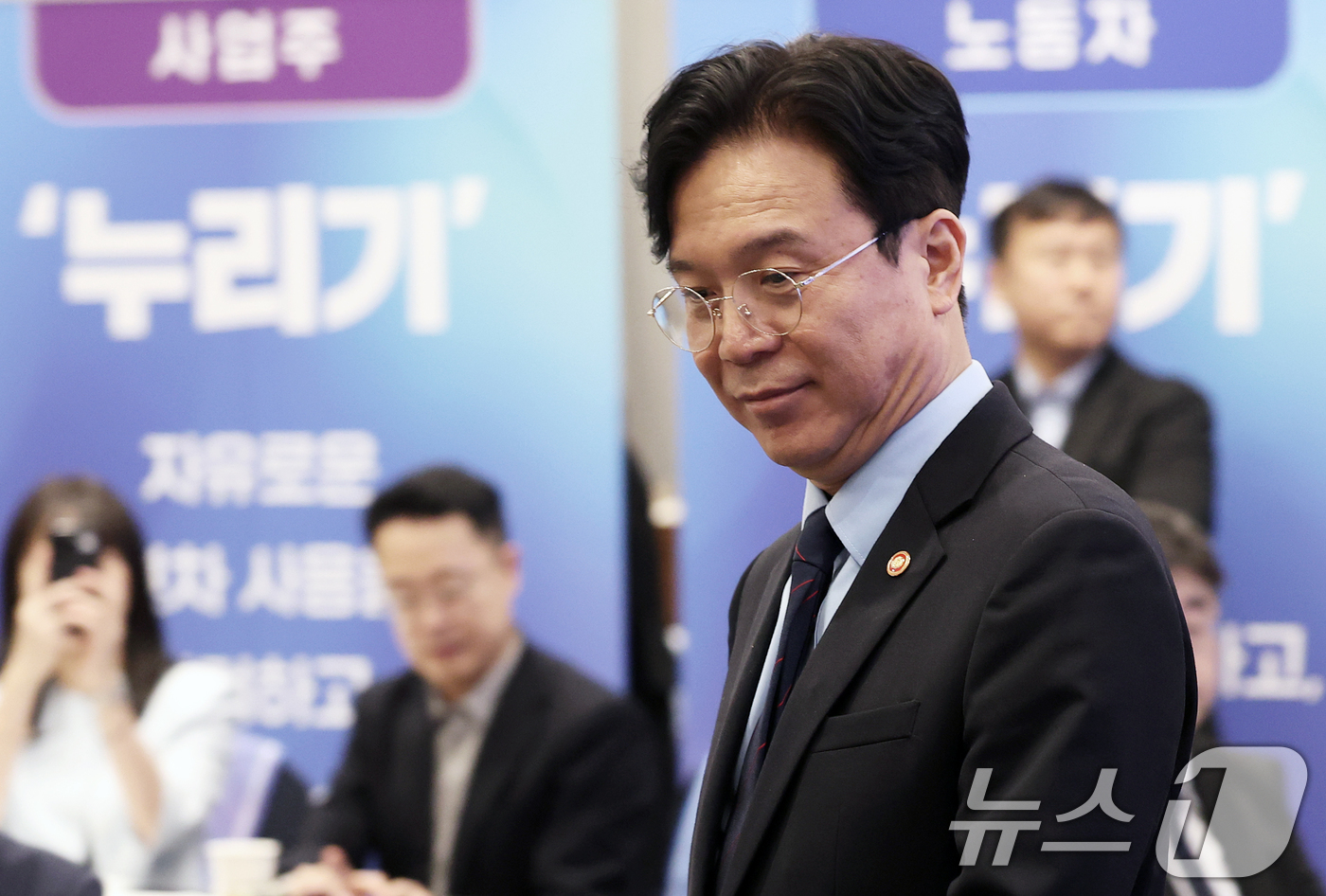 (서울=뉴스1) 오대일 기자 = 김영훈 고용노동부 장관이 6일 오후 서울 중구 R.ENA컨벤션센터에서 열린 생산성 향상 지원단 발대식에 참석하고 있다. 2026.5.6/뉴스1