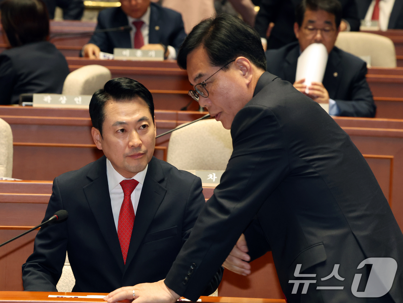 (서울=뉴스1) 황기선 기자 = 국민의힘 장동혁 대표와 송언석 원내대표가 6일 오후 서울 여의도 국회에서 열린 의원총회에서 대화를 나누고 있다.  2026.5.6/뉴스1