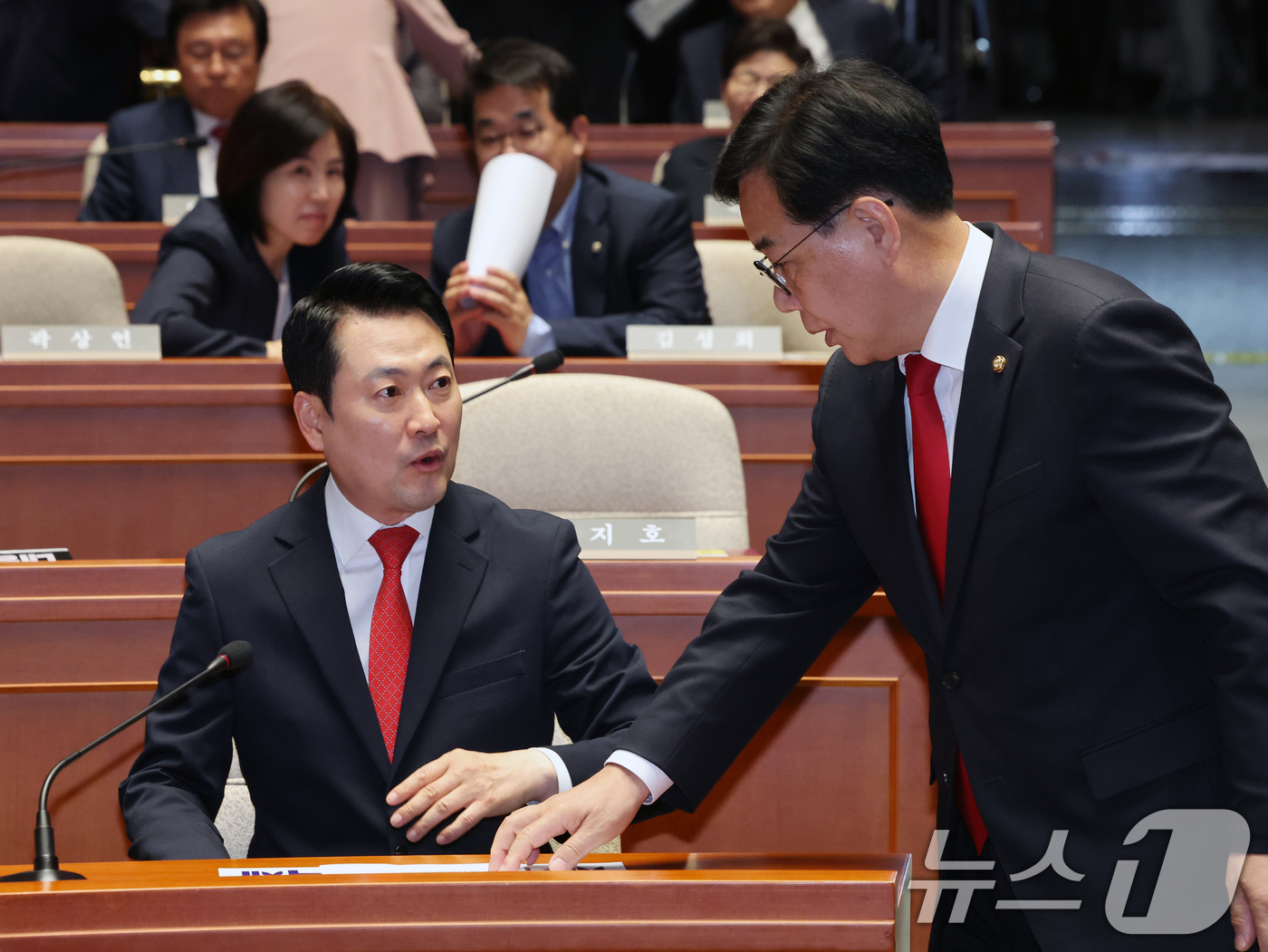 (서울=뉴스1) 황기선 기자 = 국민의힘 장동혁 대표와 송언석 원내대표가 6일 오후 서울 여의도 국회에서 열린 의원총회에서 대화를 나누고 있다.  2026.5.6/뉴스1