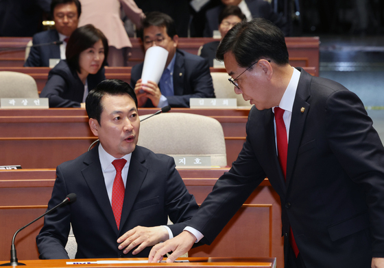 원내대표와 대화 나누는 장동혁 대표