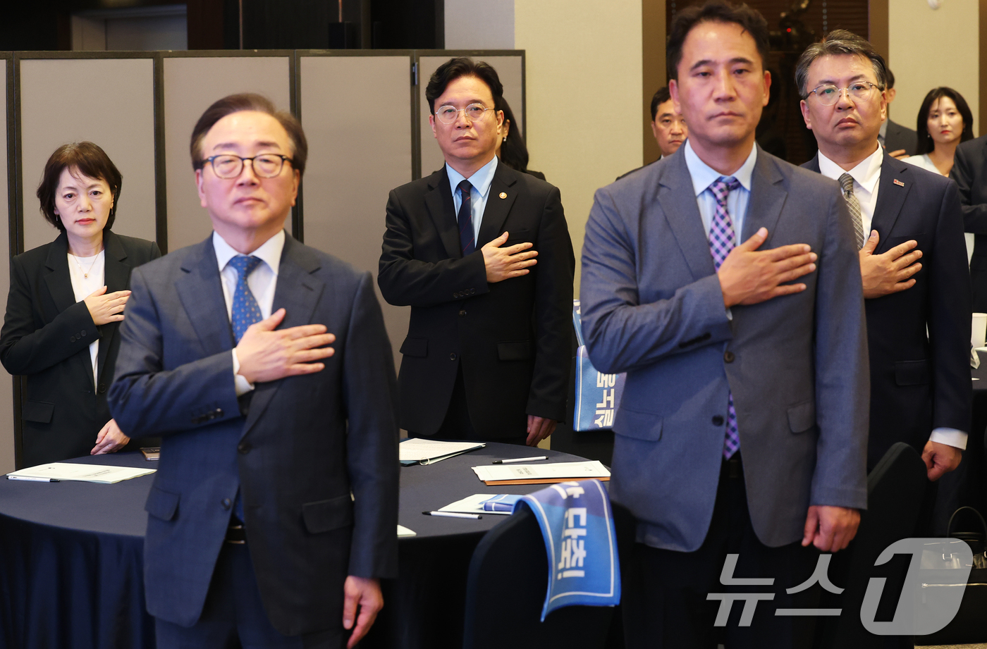 (서울=뉴스1) 오대일 기자 = 김영훈 고용노동부 장관이 6일 오후 서울 중구 R.ENA컨벤션센터에서 열린 생산성 향상 지원단 발대식에서 참석자들과 국기에 경례하고 있다.  202 …
