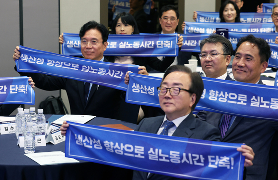김영훈 장관, '실노동시간 단축' 퍼포먼스