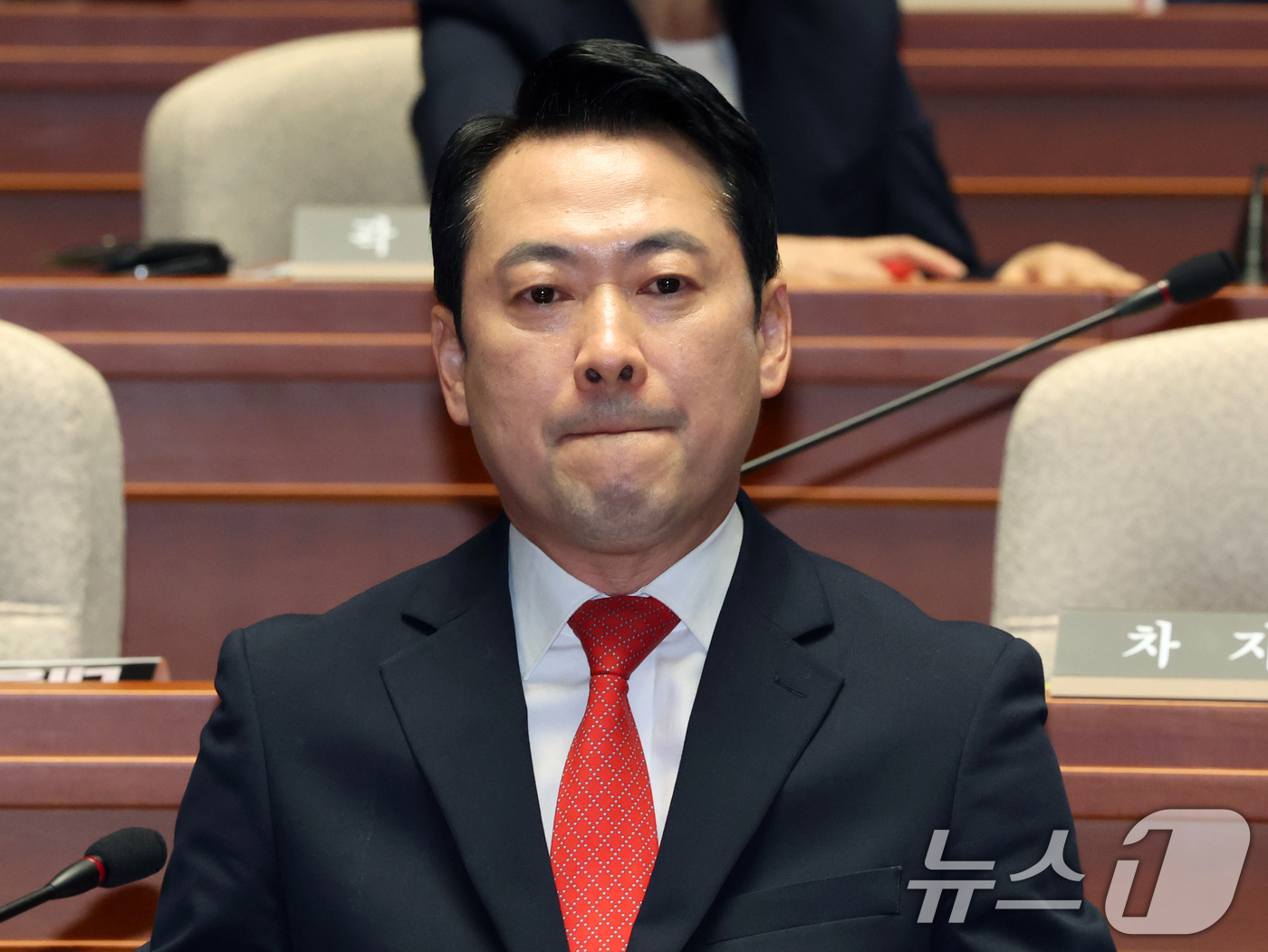 (서울=뉴스1) 황기선 기자 = 장동혁 국민의힘 대표가 6일 오후 서울 여의도 국회에서 열린 의원총회에서 생각에 잠겨 있다.  2026.5.6/뉴스1