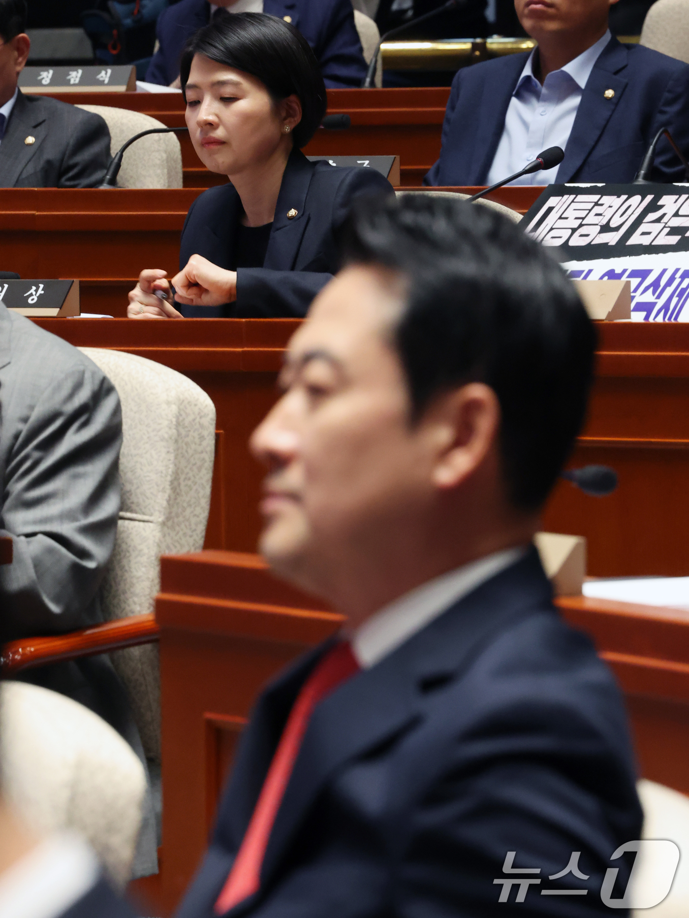 (서울=뉴스1) 황기선 기자 = 한지아 국민의힘 의원이 6일 오후 서울 여의도 국회에서 열린 의원총회에 장동혁 대표 뒤로 자리하고 있다.  2026.5.6/뉴스1