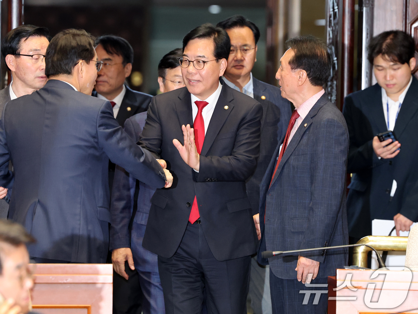 (서울=뉴스1) 황기선 기자 = 송언석 국민의힘 원내대표가 6일 오후 서울 여의도 국회에서 열린 의원총회에 참석하고 있다.  2026.5.6/뉴스1