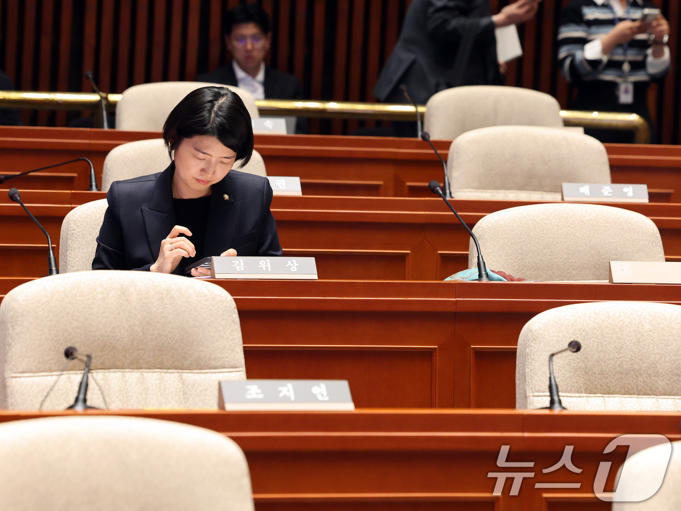 (서울=뉴스1) 황기선 기자 = 한지아 국민의힘 의원이 6일 오후 서울 여의도 국회에서 열린 의원총회에 자리하고 있다. 2026.5.6/뉴스1