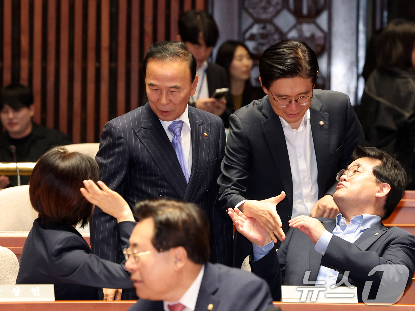 (서울=뉴스1) 황기선 기자 = 국민의힘 공천관리위원장인 박덕흠 의원이 6일 오후 서울 여의도 국회에서 열린 의원총회에서 의원들과 대화를 나누고 있다.  2026.5.6/뉴스1