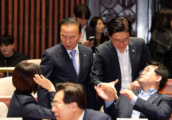 의원들과 대화 하는 박덕흠