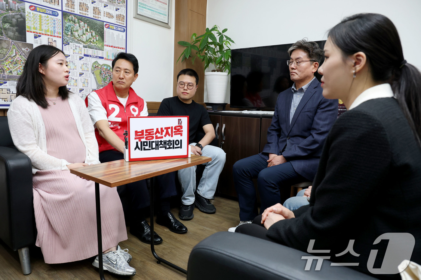 (서울=뉴스1) 이광호 기자 = 오세훈 국민의힘 서울시장 후보가 6일 오후 서울 성동구의 한 부동산에서 가진 '부동산지옥 시민대책 1차회의'에서 시민들과 집값 등 부동산문제에 대한 …