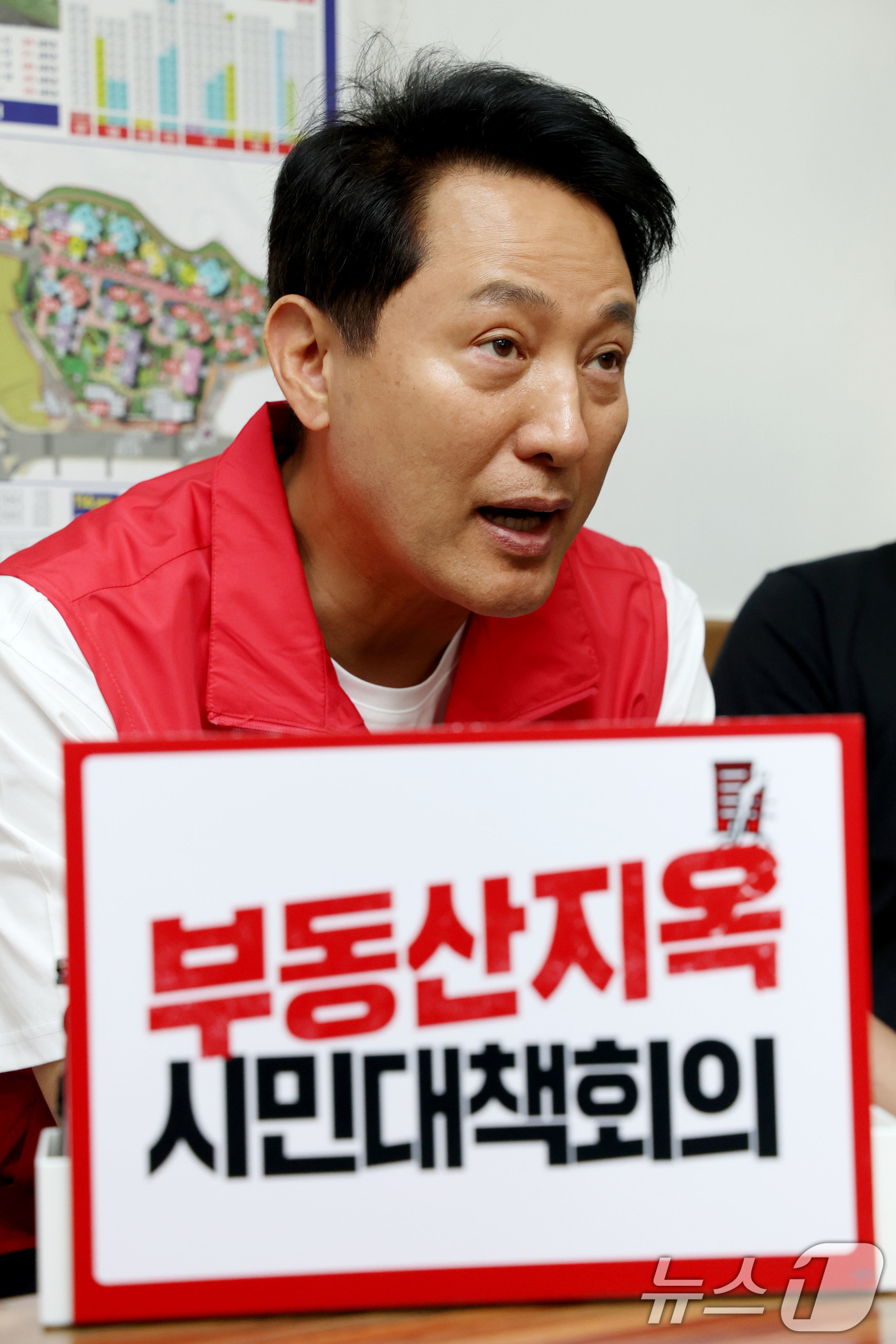 (서울=뉴스1) 이광호 기자 = 오세훈 국민의힘 서울시장 후보가 6일 오후 서울 성동구의 한 부동산에서 가진 '부동산지옥 시민대책 1차회의'에서 시민들과 집값 등 부동산문제에 대한 …