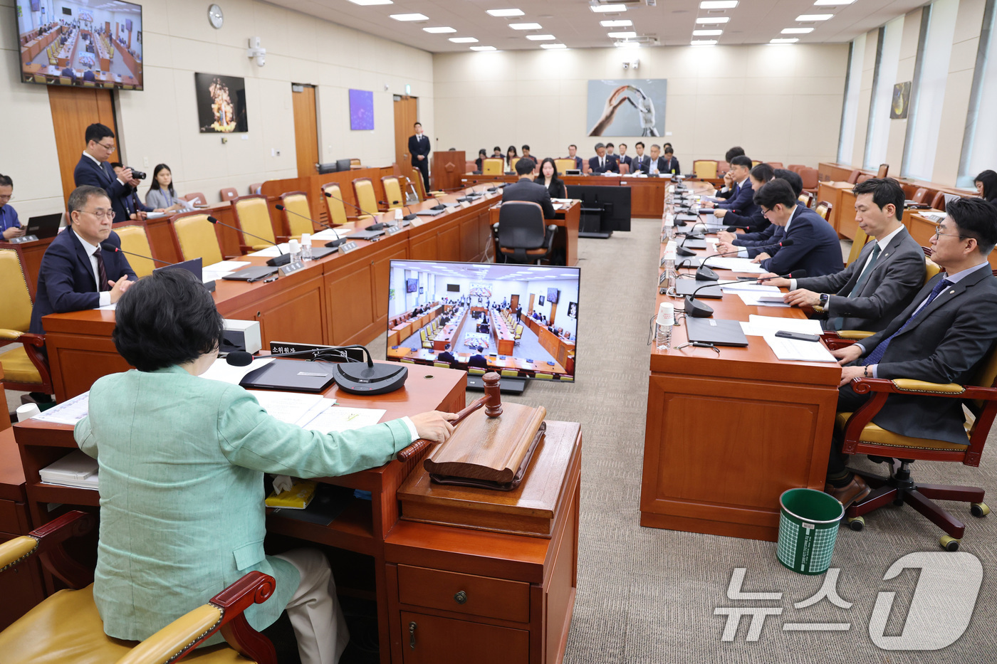 (서울=뉴스1) 신웅수 기자 = 김현 소위원장이 6일 서울 여의도 국회에서 열린 과학기술정보방송통신위원회 정보통신방송미디어법안심사소위원회에서 안건을 상정하고 있다. 2026.5.6 …