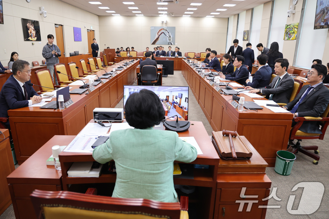 (서울=뉴스1) 신웅수 기자 = 김현 소위원장이 6일 서울 여의도 국회에서 열린 과학기술정보방송통신위원회 정보통신방송미디어법안심사소위원회에서 안건을 논의하고 있다. 2026.5.6 …
