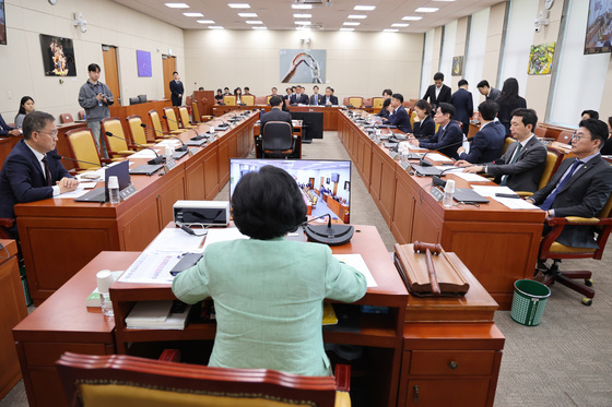 방송미디어통신진흥원 신설법, '與 주도' 과방위 소위 통과